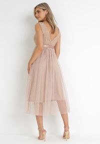 Born2be - Ciemnobeżowa Rozkloszowana Sukienka Tiulowa z Koronką Celila. Okazja: na ślub cywilny, na wesele, na imprezę. Typ kołnierza: dekolt w serek. Kolor: beżowy. Materiał: tiul, koronka. Wzór: koronka. Typ sukienki: kopertowe. Styl: elegancki #4