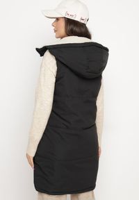 Born2be - Czarna Pikowana Kamizelka Dwustronna z Futerkiem Typu Baranek i Kapturem Lertiala. Okazja: na co dzień. Kolor: czarny. Materiał: futro. Wzór: aplikacja. Styl: casual, elegancki, klasyczny #2