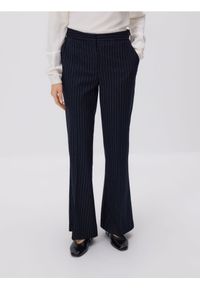 Reserved - Spodnie flare w paski - granatowy. Kolor: niebieski. Materiał: wiskoza, tkanina. Wzór: paski #1