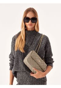 Kazar - Pikowana torebka w kolorze taupe. Wzór: aplikacja. Materiał: skórzane #2