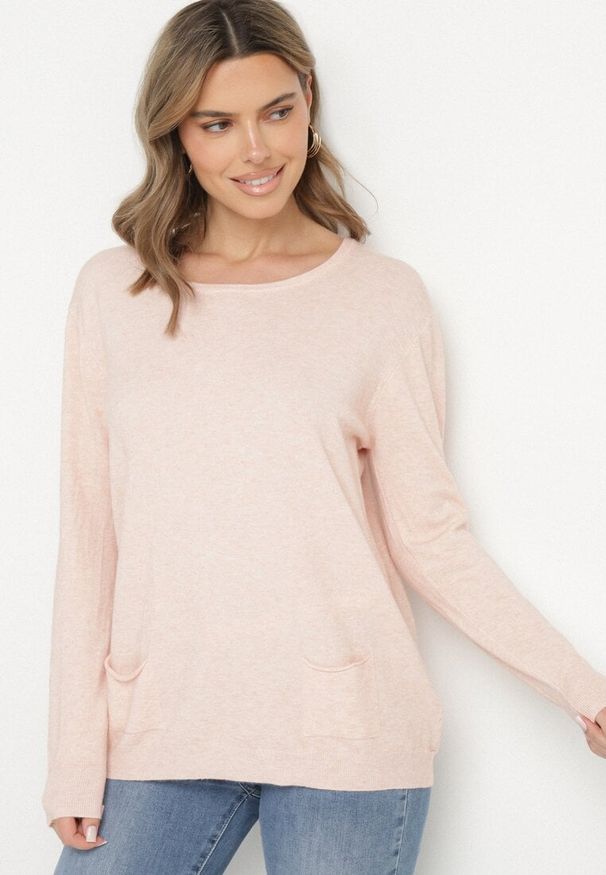 Born2be - Jasnoróżowy Sweter z Kaszmirem i Ozdobnymi Kieszeniami Sanarea. Okazja: na co dzień, na spacer. Kolor: różowy. Materiał: kaszmir. Długość rękawa: długi rękaw. Długość: długie. Styl: elegancki, klasyczny, casual