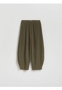 Reserved - Spodnie balloon - oliwkowy. Kolor: oliwkowy. Materiał: dzianina