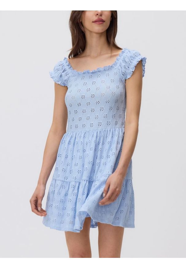 Reserved - Ażurowa sukienka mini - jasnoniebieski. Kolor: niebieski. Materiał: dzianina. Wzór: ażurowy. Długość: mini