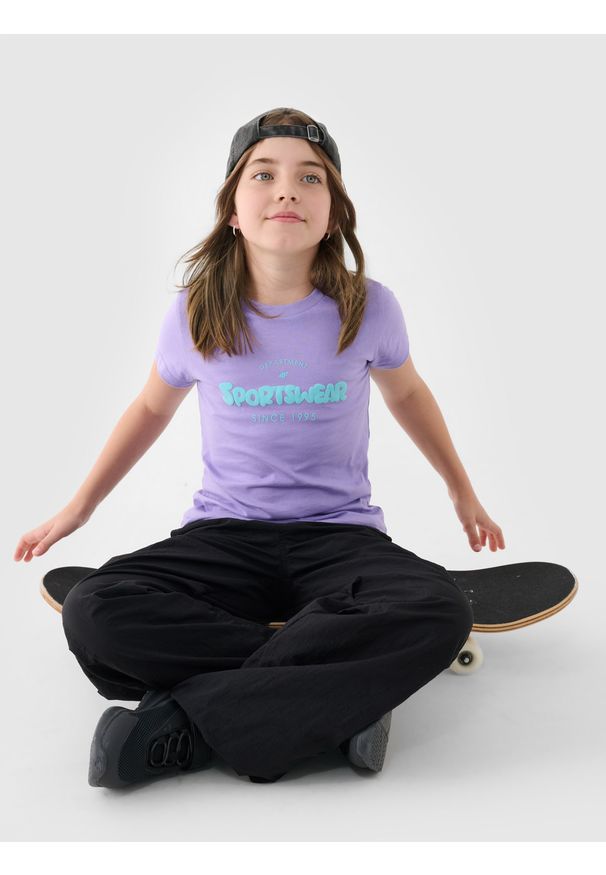 4f - 4F T-shirt z nadrukiem dziewczęcy - fioletowy 158 (12-13 lat). Okazja: na co dzień. Kolor: fioletowy. Materiał: bawełna, jersey, dzianina. Długość rękawa: krótki rękaw. Długość: krótkie. Wzór: nadruk. Sezon: lato. Styl: sportowy, klasyczny, casual