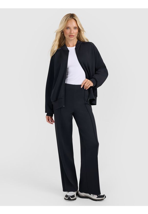 4f - 4F Spodnie dresowe z prostymi nogawkami damskie - czarne S. Stan: podwyższony. Kolor: czarny. Materiał: dresówka