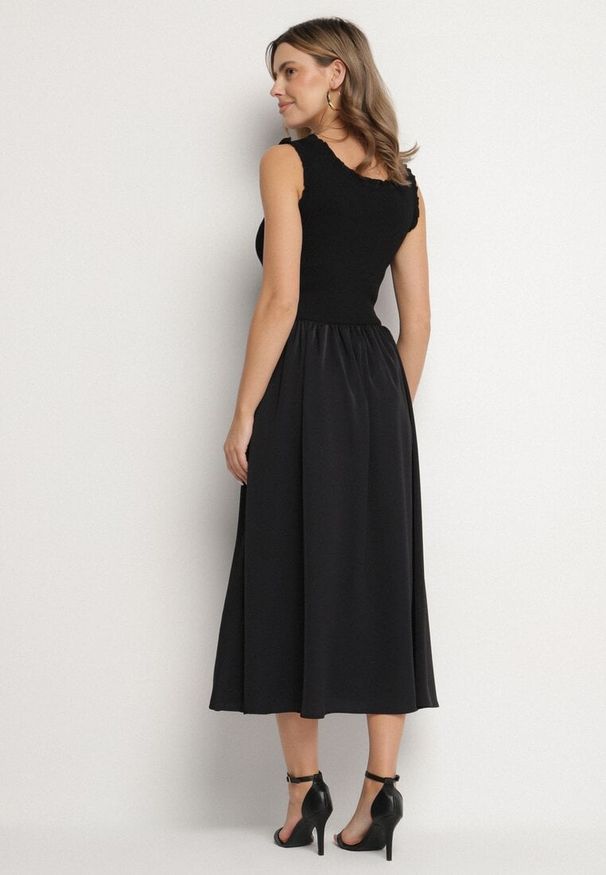 Born2be - Czarna Wiskozowa Sukienka o Rozkloszowanym Kroju z Ozdobną Naszywką Ronestra. Okazja: na co dzień. Kolor: czarny. Materiał: wiskoza. Wzór: aplikacja. Typ sukienki: proste. Styl: klasyczny, casual