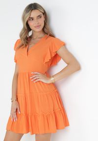 Born2be - Pomarańczowa Gładka Sukienka Mini Taliowana z Falbankami Wokół Ramion Zynnas. Typ kołnierza: kołnierz z falbankami. Kolor: pomarańczowy. Wzór: gładki. Sezon: lato. Długość: mini #1