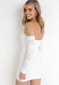 Born2be - Biała Dopasowana Sukienka Mini z Odkrytymi Ramionami Alillinus. Kolor: biały. Materiał: tkanina. Typ sukienki: z odkrytymi ramionami. Styl: wizytowy. Długość: mini #2