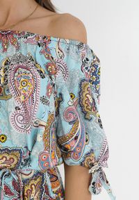 Born2be - Jasnoniebieska Pudełkowa Sukienka Midi Hiszpanka z Ozdobnymi Rękawami Nataliea. Typ kołnierza: dekolt hiszpanka. Kolor: niebieski. Materiał: materiał. Sezon: wiosna, lato. Długość: midi #4