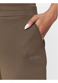 Guess Spodnie dresowe V3BB11 KB212 Brązowy Regular Fit. Kolor: brązowy. Materiał: dresówka, syntetyk