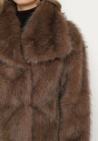 Born2be - Brązowa Futrzana Kurtka z Szerokim Kołnierzem Merionnie. Kolor: brązowy. Materiał: futro. Styl: elegancki #3