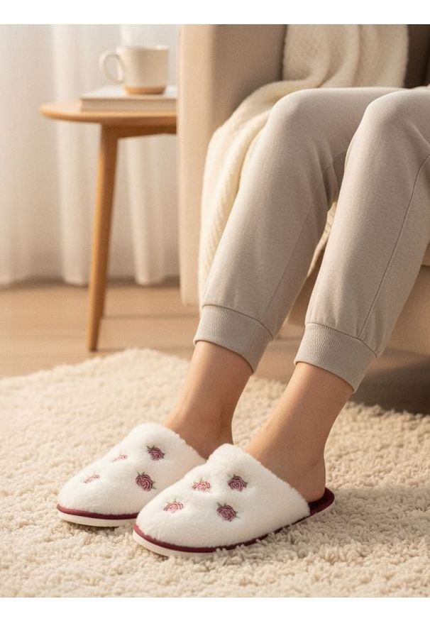 Sinsay - Kapcie ze sztucznym futerkiem i kwiatowym haftem - kremowy. Kolor: kremowy. Materiał: futro. Wzór: kwiaty, haft