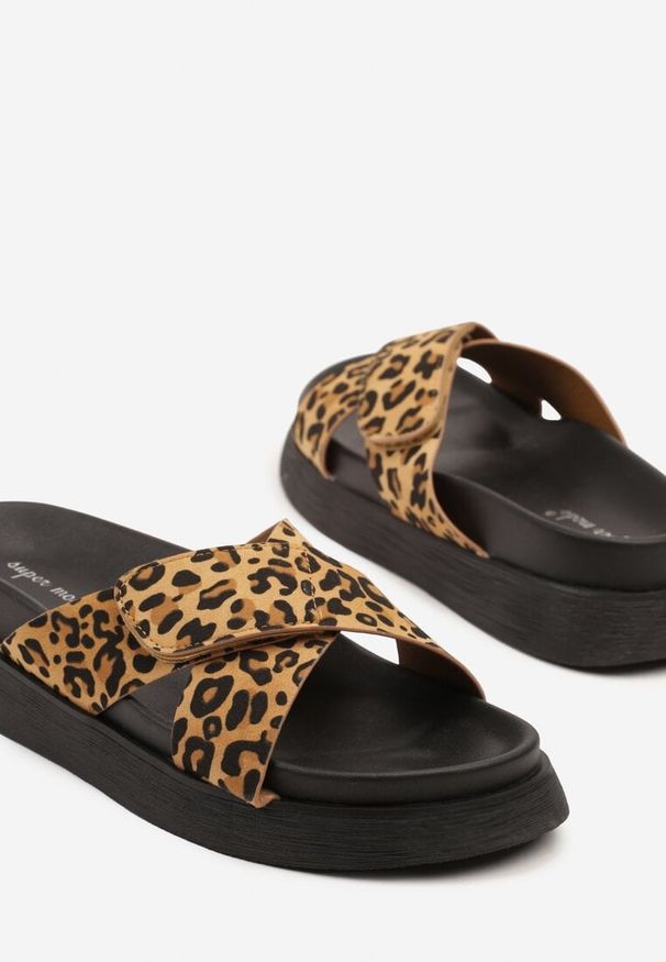 Renee - Panterkowe Sportowe Klapki Zapinane na Rzep Mevonella. Okazja: na co dzień, na spacer, na plażę. Obcas: na płaskiej podeszwie. Styl: sportowy