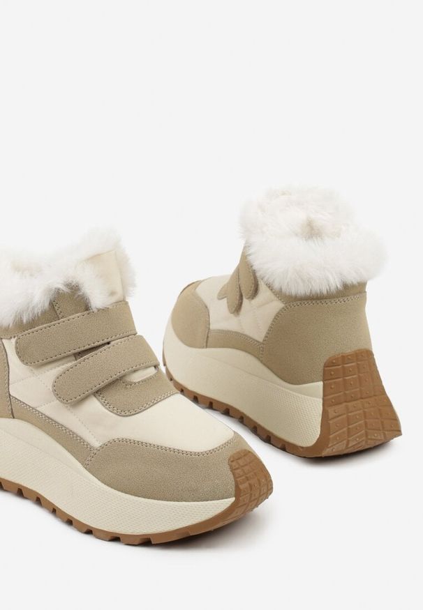 Renee - Beżowe Sneakersy Śniegowce Vices z Futerkiem na Platformie Zapinane na Rzep Nelosena. Okazja: na spacer. Zapięcie: rzepy. Kolor: beżowy. Materiał: futro. Szerokość cholewki: normalna. Sezon: zima. Obcas: na platformie. Sport: turystyka piesza