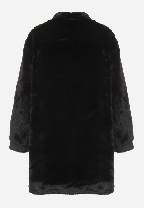 Born2be - Czarny Futrzany Płaszcz ze Stójką i Kieszeniami Salinea. Typ kołnierza: kołnierzyk stójkowy. Kolor: czarny. Materiał: futro. Długość rękawa: długi rękaw. Długość: długie. Sezon: zima, jesień. Styl: klasyczny, wizytowy