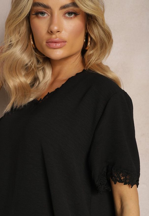 Renee - Czarny Klasyczny T-shirt Wykończony Koronką z Krótkim Rękawem i Dekoltem w V Pevita. Kolor: czarny. Materiał: koronka. Długość rękawa: krótki rękaw. Długość: krótkie. Wzór: koronka. Styl: klasyczny
