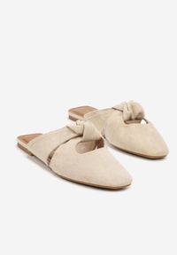 Born2be - Beżowe Klapki Mule Vices Zdobione Supłem Lavisse. Okazja: na co dzień, na spotkanie biznesowe, do pracy. Kolor: beżowy. Materiał: jeans. Wzór: aplikacja. Obcas: na płaskiej podeszwie. Styl: biznesowy, klasyczny, elegancki, casual #6