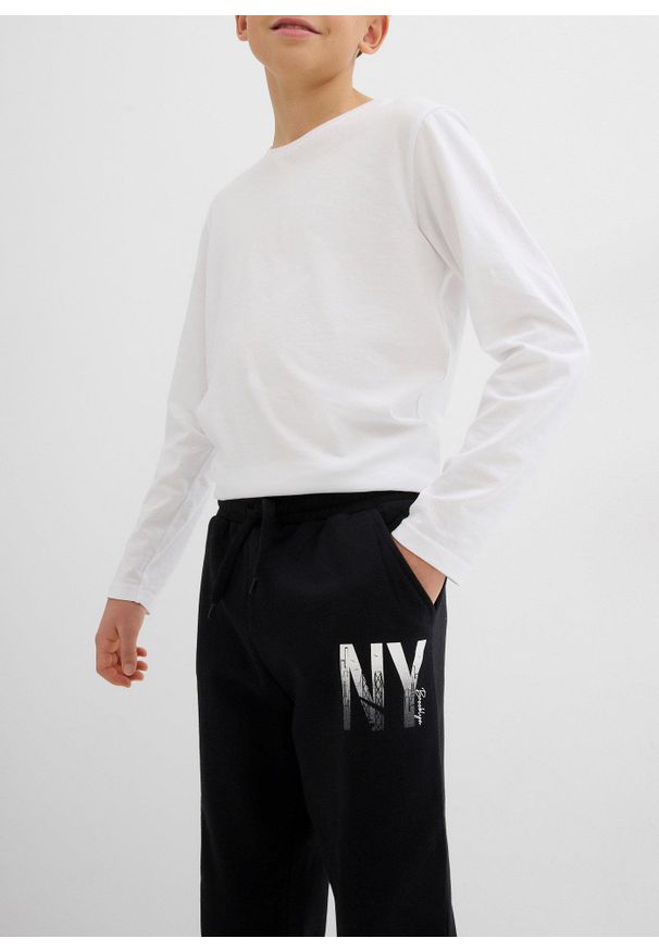 bonprix - Spodnie sportowe z miękkiej mieszanki bawełny. Kolor: czarny. Materiał: bawełna. Wzór: nadruk. Styl: sportowy