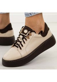 DEONI - Beżowe skórzane sneakersy damskie Deoni D650A. Okazja: na co dzień. Nosek buta: okrągły. Zapięcie: sznurówki. Kolor: beżowy. Szerokość cholewki: normalna. Materiał: skóra. Sezon: wiosna, jesień. Obcas: na platformie. Styl: casual, elegancki, sportowy, klasyczny #1