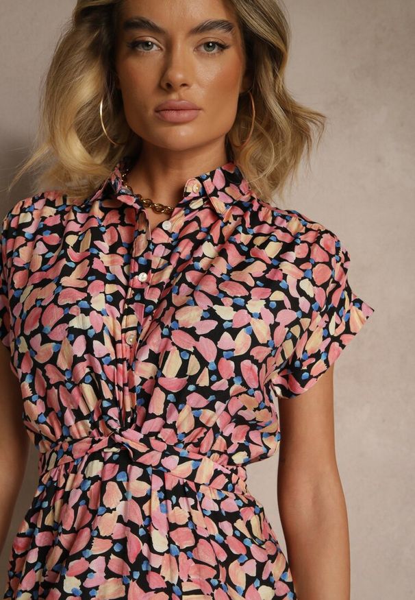 Renee - Czarna Sukienka Taliowana z Wiskozą i Ozdobnym Paskiem Delyase. Okazja: na co dzień. Kolor: czarny. Materiał: wiskoza. Styl: klasyczny, elegancki, casual