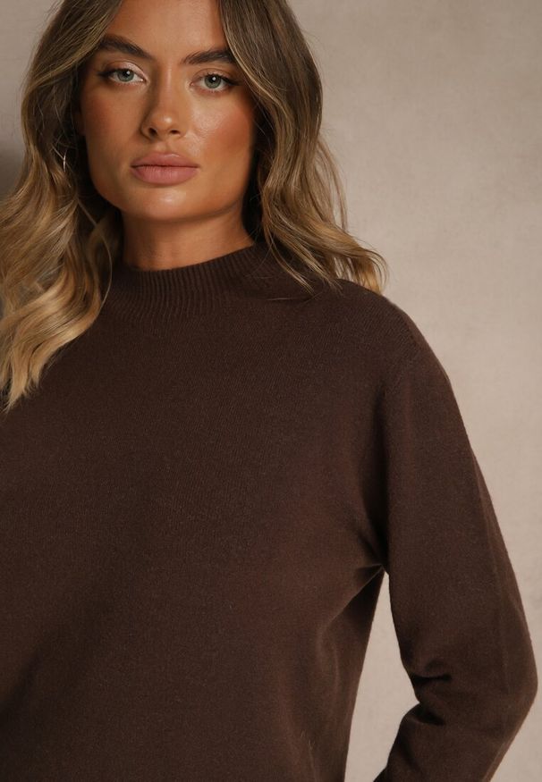 Renee - Brązowy Gładki Sweter z Półgolfem z Dzianiny z Wełną i Wiskozą Zaiara. Okazja: na co dzień. Kolor: brązowy. Materiał: dzianina, wełna, wiskoza. Długość rękawa: długi rękaw. Długość: długie. Wzór: gładki. Styl: casual, klasyczny