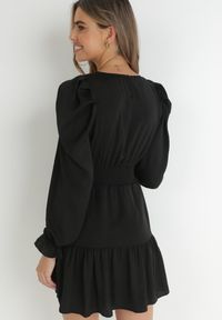 Born2be - Czarna Sukienka Taliowana z Falbanami Klasino. Kolor: czarny. Materiał: zamsz. Wzór: aplikacja. Długość: mini #4
