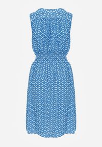 Born2be - Niebieska Sukienka Midi z Wiskozy z Cienkimi Gumkami w Pasie i Kopertowym Dekoltem Manni. Typ kołnierza: dekolt kopertowy. Kolor: niebieski. Materiał: wiskoza. Długość rękawa: bez rękawów. Wzór: kwiaty. Typ sukienki: kopertowe. Długość: midi #4