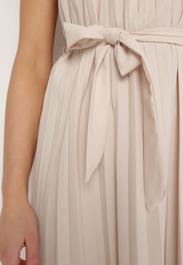 Born2be - Beżowa Rozkloszowana Sukienka Midi Plisowana z Materiałowym Paskiem Varethia. Kolor: beżowy. Materiał: materiał. Wzór: aplikacja. Długość: midi