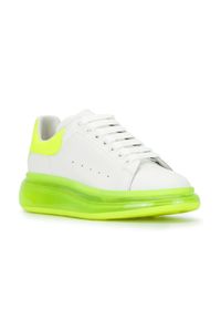 Alexander McQueen - ALEXANDER MCQUEEN - Białe sneakersy z piętą fluo. Kolor: żółty. Wzór: gładki #6