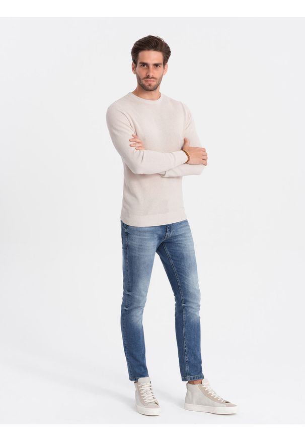 Ombre Clothing - Sweter męski z teksturą i półokrągłym dekoltem - beżowy V6. Kolor: beżowy. Materiał: akryl, bawełna. Długość rękawa: długi rękaw. Długość: długie. Wzór: aplikacja