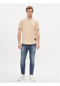 Calvin Klein Jeans T-Shirt Badge Turn Up Sleeve J30J323482 Beżowy Regular Fit. Kolor: beżowy. Materiał: bawełna #3