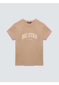 Big-Star - Koszulka damska bawełniana z logo BIG STA beżowa Ramila 805. Okazja: na spacer, na uczelnię, na co dzień. Kolor: beżowy. Materiał: bawełna. Wzór: nadruk. Styl: klasyczny, casual
