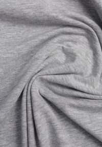 Renee - Jasnoszary T-shirt Nikoneus. Typ kołnierza: dekolt w kształcie V. Kolekcja: plus size. Kolor: szary. Materiał: dzianina. Długość rękawa: krótki rękaw. Długość: krótkie. Wzór: gładki. Styl: klasyczny #3