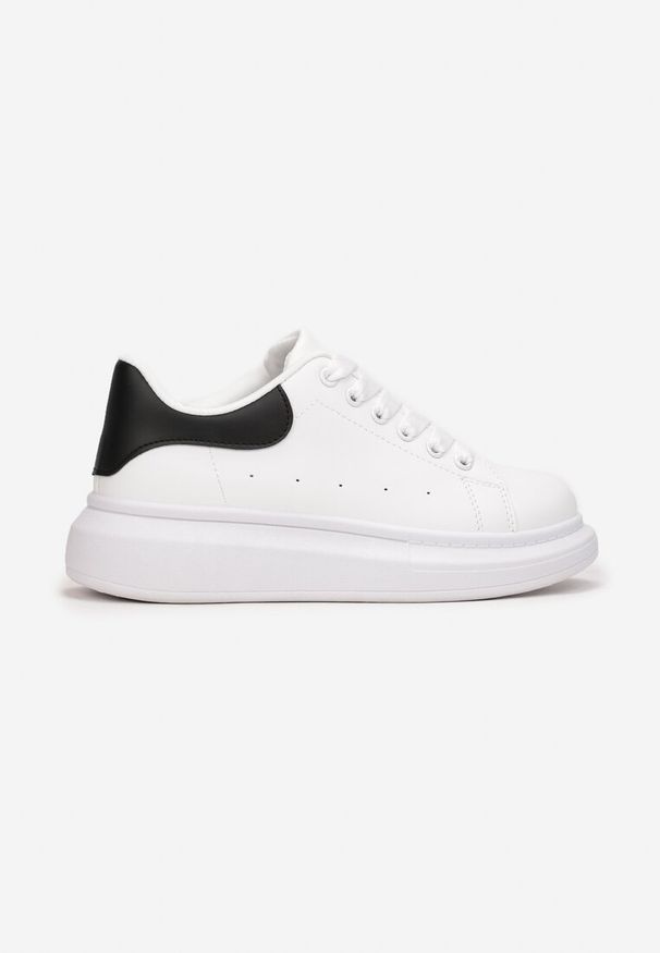 Born2be - Biało-Czarne Sneakersy z Perforacją na Grubej Podeszwie Rilee. Kolor: biały. Materiał: skóra ekologiczna. Szerokość cholewki: normalna. Sezon: jesień, wiosna