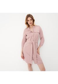 Mohito - Pudrowa szmizjerka mini - Różowy. Kolor: różowy. Typ sukienki: szmizjerki. Długość: mini #1