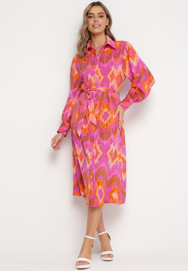 Born2be - Fuksjowa Koszulowa Sukienka Midi z Etno Wzorem i Wiązanym Paskiem Mithera. Kolor: różowy. Typ sukienki: koszulowe. Styl: etno. Długość: midi