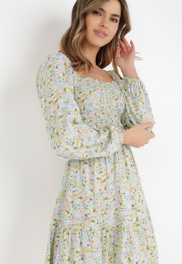 Born2be - Jasnoniebieska Sukienka Typhosa. Typ kołnierza: dekolt kwadratowy. Kolor: niebieski. Wzór: nadruk, kolorowy, kwiaty. Sezon: wiosna, lato. Typ sukienki: dopasowane. Długość: mini