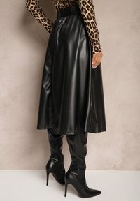 Renee - Czarna Spódnica z Ekoskóry o Rozkloszowanym Kroju z Paskiem Sewida. Okazja: na co dzień, na spotkanie biznesowe. Kolor: czarny. Styl: casual, biznesowy, elegancki, rockowy