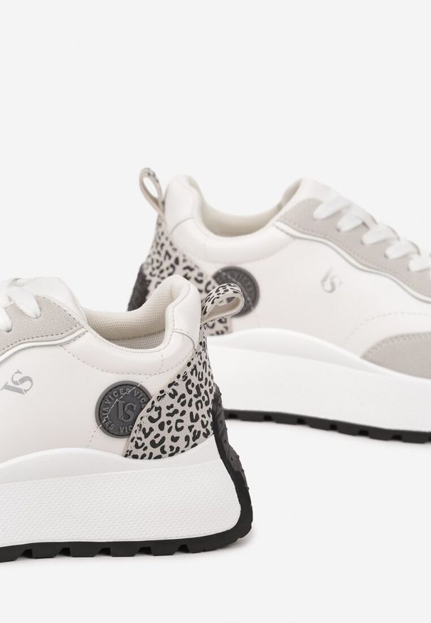 Renee - Białe Sneakersy Vices na Platformie Ozdobione Naszywką i Panterką Selothiel. Okazja: na co dzień. Kolor: biały. Materiał: jeans. Wzór: aplikacja, motyw zwierzęcy. Obcas: na platformie