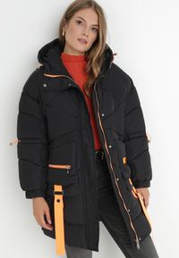 Born2be - Czarna Kurtka Pikowana Kilha. Okazja: na co dzień. Kolor: czarny. Materiał: wełna, guma. Długość: długie. Wzór: aplikacja. Sezon: zima. Styl: casual #9