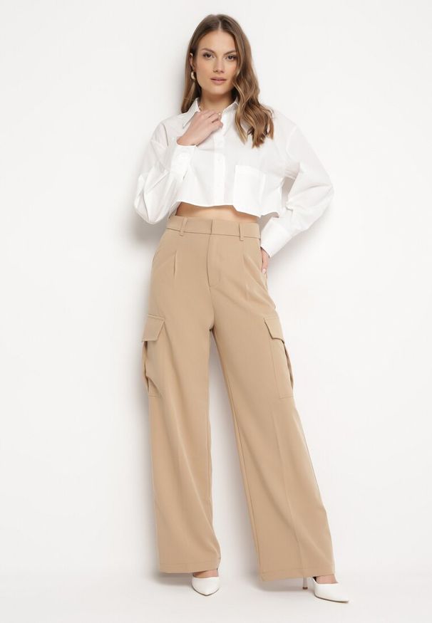 Born2be - Beżowe Eleganckie Spodnie z Szerokimi Kieszeniami Cargo i Wysoką Talią Akeldia. Stan: podwyższony. Kolor: beżowy. Styl: elegancki