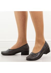 Szare Polskie półbuty damskie Gregors 569. Okazja: na co dzień. Kolor: szary. Materiał: skóra. Sezon: wiosna, jesień, lato. Styl: casual, elegancki, klasyczny #1