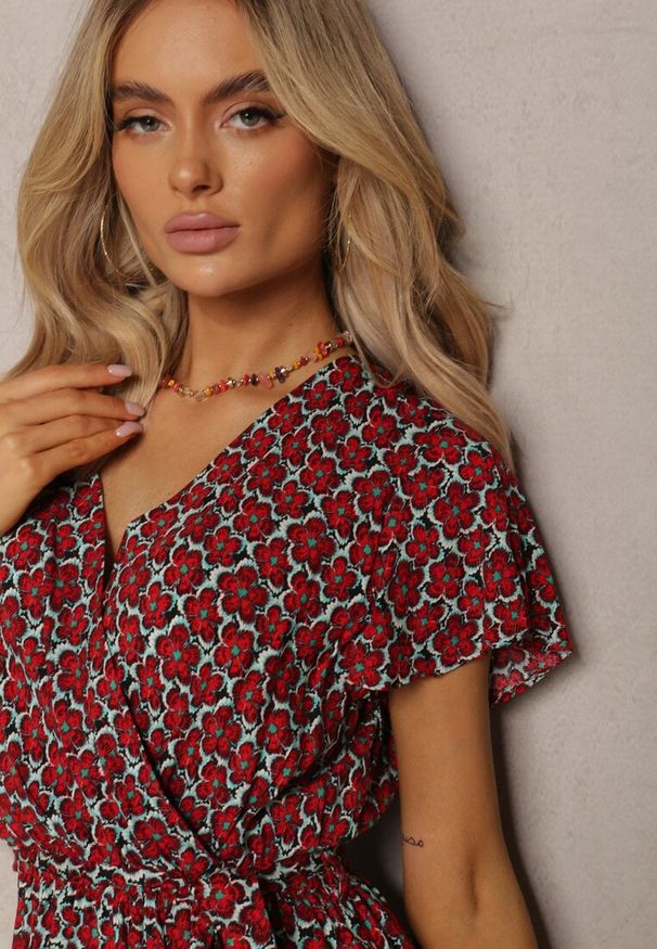Renee - Czerwona Letnia Sukienka Kopertowa Wiązana w Pasie z Wiskozy Meridase. Kolor: czerwony. Materiał: wiskoza. Sezon: lato. Typ sukienki: kopertowe