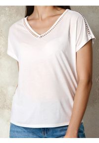 Sinsay - Bluzka z wiskozą z ażurowymi wstawkami - kremowy. Kolor: kremowy. Materiał: wiskoza. Wzór: ażurowy