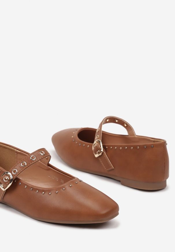 Born2be - Brązowe Płaskie Balerinki w Stylu Mary Jane Ozdobione Ćwiekami Biandra. Okazja: na spotkanie biznesowe. Zapięcie: pasek. Kolor: brązowy. Materiał: jeans. Wzór: aplikacja. Styl: rockowy, biznesowy, klasyczny, elegancki