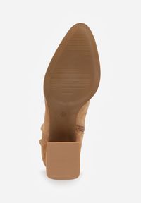 Renee - Ciemnobeżowe Botki Vices z Ekozamszu z Ozdobnymi Wycięciami na Słupku z Metalicznym Detalem Naetha. Kolor: beżowy. Szerokość cholewki: normalna. Sezon: wiosna, jesień. Obcas: na słupku. Styl: elegancki. Wysokość obcasa: średni #4