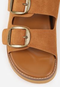 Renee - Jasnobrązowe Klapki VICES Ozdobione Dużymi Klamrami Jenniviane. Nosek buta: otwarty. Kolor: brązowy. Materiał: skóra, zamsz. Wzór: aplikacja. Sezon: lato. Obcas: na obcasie. Wysokość obcasa: niski #8