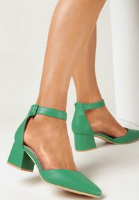 Born2be - Zielone Czółenka na Słupkowym Obcasie ze Szpiczastym Noskiem Obethia. Nosek buta: szpiczasty. Kolor: zielony. Obcas: na obcasie. Styl: klasyczny. Wysokość obcasa: średni #3