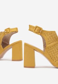 Renee - Żółte Sandały Hekotis. Nosek buta: okrągły. Zapięcie: pasek. Kolor: żółty. Wzór: kwiaty. Obcas: na słupku