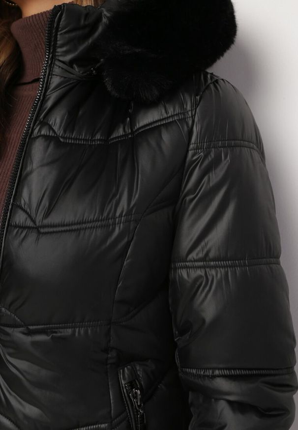 Born2be - Czarna Pikowana Kurtka Płaszcz za Kolano z Kapturem i Futerkiem Naelora. Okazja: na spacer, na co dzień. Typ kołnierza: kaptur. Kolor: czarny. Materiał: futro. Styl: casual, klasyczny